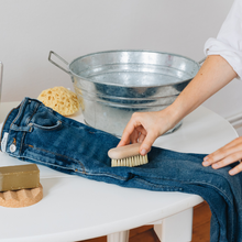 Charger l'image dans la galerie, Utilisation de la brosse à linge Andrée Jardin sur un jean