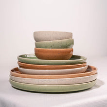 Charger l'image dans la galerie, Vaisselle Peach Blush Salt &amp; Pepper en situation