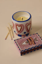 Charger l'image dans la galerie, Bougie Adopo "Coeurs - Bois de rose et vanille" - Paddywax