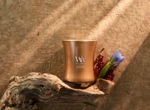 Charger l'image dans la galerie, Bougie Iris Volcanique - WoodWick