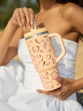 Charger l'image dans la galerie, Travel Cup isotherme Moani Pastel Abricot 900 ml - Qwetch en situation