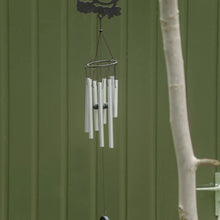 Charger l'image dans la galerie, Carillon à vent Oiseau noir Esschert Design installé au jardin