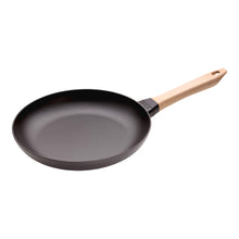Charger l'image dans la galerie, Poêle avec poignée en bois 24 cm, Fonte noir mat - Staub