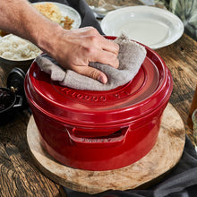 Charger l'image dans la galerie, Cocotte 22 cm ronde, cerise, fonte - Staub